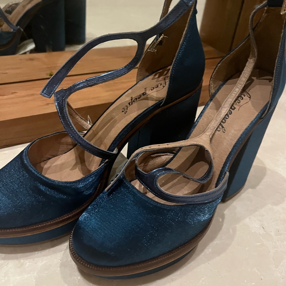 Free People, Wythe platform Blue Satin Mary Jane pumps. Sz 9